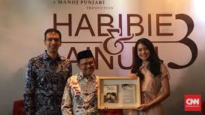Film rudy habibie di sutradarai oleh hanung bramantyo yang telah melahirkan cerita fiksi yang sangat bagus di film rudy habibie ini. Maudy Ayunda Didapuk Perankan Ainun Di Habibie Ainun 3