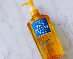 However, a cleansing oil is only the first step in japanese washing system. Kose Softymo Deep Treatment Cleansing Oil Review