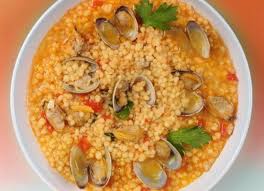 La fregola sarda uno dei piatti tipici del campidano, ecco come cucinarla. Cucina Di Casa In Sardegna Ricette Di Minestra Di Fregula Con Arselle Pane Frattau E Sebadas Gambero Rosso