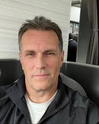 How important is a profile photo in social media recognition?