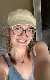 What apartments are available in Long Beach for a nursing student with a  budget of $900?