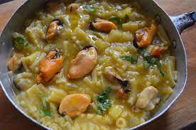 Qualche cozza delle nostre cozze le patate e frulliamo il tutto ancora un pochino d'acqua questa sarà la base del nostro piatto. Pasta Mista Con Patate E Cozze