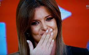 Maria botelho moniz decidiu então escolher a rede de emergência alimentar, e, para ajudar a angariar fundos para a mesma, respondeu a várias questões, uma delas sobre a sua saída da sic. Maria Botelho Moniz Desfaz Se Em Lagrimas Na Despedida Do Big Brother Impala