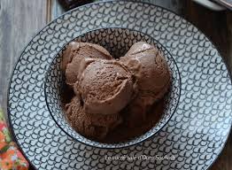 Montez les blancs en neige, incorporé le mélange aux cerises à la spatule. Glace Au Chocolat Maison Sans Sorbetiere Le Sucre Sale D Oum Souhaib