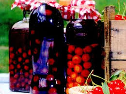 Vişinata este o băutură alcoolică foarte aromată, cu un gust dulce, fructat, având culoare roşie sau roz. Reteta Visinata Cu Alcool Dublu Rafinat Restaurante De Lux