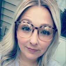 Who is a good hair stylist in Findlay, Ohio?