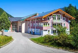 Haus hirschau ligt in bischofswiesen, op 3,3 km van schönau am königssee, en beschikt over een tuin en gratis wifi. Haus Hirschau Mit 5 Ferienwohnungen In Strub Bei Berchtesgaden Im Berchtesgadener Land