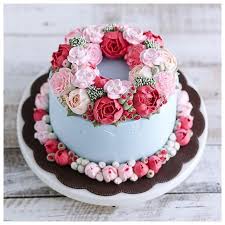 Gateau Avec Fleurs Roses En Pate A Sucre En 2020 Beaux Gateaux D Anniversaire Beau Gateau Gateau Anniversaire Facile