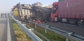 Arabayı dümdüz eden tır kazası! Son Dakika Bulgaristan Da Tir Kuyrugunda Zincirleme Kaza 2 Olu Son Dakika Milliyet