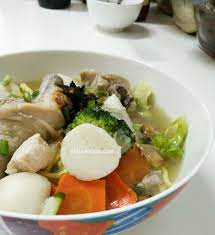 Selepas habis mengaji, saya tak melepaskan peluang untuk meminta resepi yang sering mendapat pujian dari mereka yang pernah menikmati mee hoon sup kak kama. Resepi Sup Ayam Simple Cicah Sambal Kicap Sedap