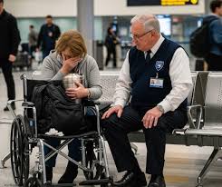 Меня зовут Клайд. Мне 71 год. Я катаю инвалидные коляски в международном  аэропорту Джефферсона, от выхода А до выхода Е. Минимальная заработная  плата, люминесцентные терминалы, спешащие люди, которые обращаются со мной  как