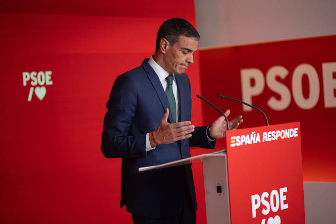 El PSOE recurrirá el archivo por la lona contra Sánchez y denuncia una  "campaña de odio" - Libertad Digital