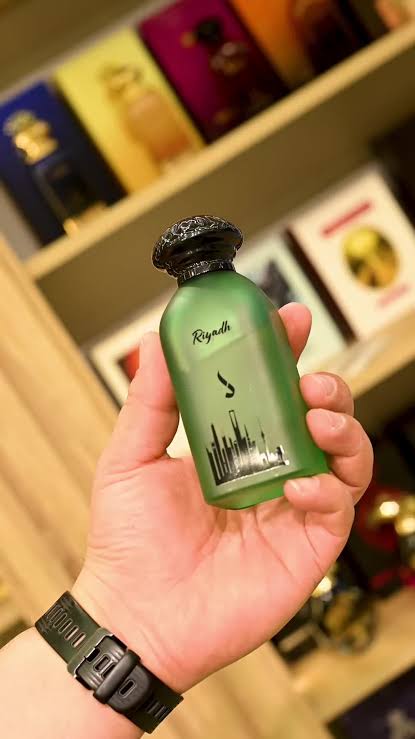 عطر الرياض من دخون الإماراتية⭐️⭐️ هو أحد العطور الشرقية الفاخرة التي تعكس  أجواء مدينة الرياض برائحة منعشة ودافئة في آنٍ واحد. ✨ وصف العطر يبدأ العطر  بمزيج منعش من الفواكه والحمضيات والروائح الحلوة، ...