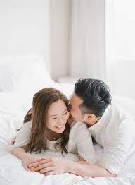Tinggal sesuaikan aja kostum yang mau dikenakan untuk foto dengan bangunan yang dipilih. 30 Foto Prewedding Indoor Casual Elegant Simple