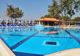 Kustur Tatil Koyu Kustur Club Veya Kustur Holiday Village Olarak Bilinen Otel Detaylari Rezervasyon Bilgileri Ve Kusadasi Otelleri Alser Oteller Tatiller Kus