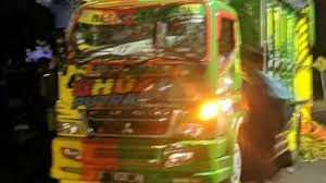 Lihat ide lainnya tentang truk, mobil, gambar. Kondisi Sopir Truk Muatan Cabai Yang Tabrak Remaja Balap Liar Uang Dan Harta Bendanya Raib Dijarah Tribun Jatim