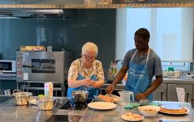 Si quieres aprender a cocinar o mejorar tus habilidades culinarias, apúntate a nuestros cursos. Dinamizador A Voluntario A En Cursos Talleres Y Rutas Afundacion