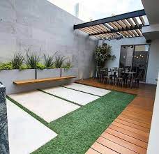 Desain taman ini memang minimalis berupa taman dengan rumput dan tanaman yang ditempat di sudut. 6 Inspirasi Desain Taman Minimalis Belakang Rumah Yang Nyaman