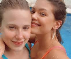 A atriz, que ficou noiva recentemente, garante ter. Noticias Noivas Vitoria Strada E Marcella Rica Posam Coladinhas Em Dia De Piscina Portal Do Zacarias A Verdade Da Informacao Em Primeiro Lugar