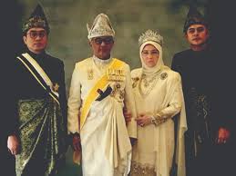 Bendera negeri pahang darul makmur. Busana Diraja Permaisuri Agong Sentuhan Magis Rizalman Mynewshub