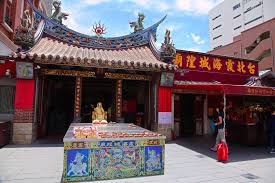 城隍廟忠祐侯城隍尊神，每年農曆七月初五日（星期 四），舉辦中元普渡慈悲喜捨日，承蒙各界信眾支持 與愛護，在此先致十二萬分謝忱。 普渡祭品，金紙 由本廟統籌代訂。 å°åŒ—éœžæµ·åŸŽéšå»Ÿ è‡ºåŒ—æ—…éŠç¶²