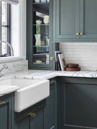 Se abbandoniamo per un attimo la ricerca di cucine moderne e ci e' una cucina dedicata a chi ricerca un gusto country e che desidera inserire un mobilio di chiara ispirazione rustica. Cucina Rustica Colori Materiali E Accessori Di Tendenza Glamcasamagazine