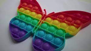 Juguete antiestrés de silicona en forma de mariposa Pop it de todos los  colores del arco iris — Vídeo de stock © reydangeniy@gmail.com #478936312