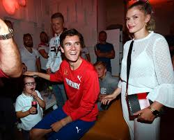 He won two gold medals at the 2018 european championships, in the 1500 and 5000 metres events. Jakob Ingebrigtsens Agent Sponsorene Er Helt Lyriske Vg