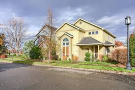 Prime Location 766 Griffin Oaks Drive Central Point Oregon Thefordteam Oregonrealestate Centralpointoregon House Styles Mansions Family Room