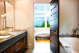 Begitu juga dengan ruang bilik air yang sempit, kehadiran cermin sangat membantu dalam menghasilkan ilusi contohnya, gaya moden, tradisional atau secara bertema. Pintu Untuk Bilik Mandi Dan Tandas Ciri Jenis Pilihan