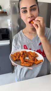Spicy 🌶️ Fries Ingredients 👇, 🥕 220g Carrot, 🧄 Garlic Powder, 🧅 Onion  Powder, 🌶️ Paprika, 🌶️ Chili Powder, 🌿 Mixed herbs, 🧂 Himalayan/ Pink  Salt, 🍯 Monk fruit sweetener (optional for sweetness/ you ...