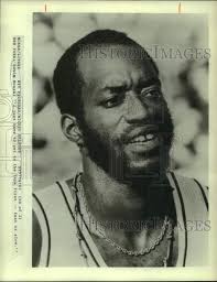 1981 Press Photo Runner Edwin Moses looks