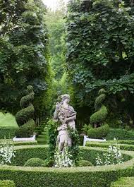 Carolyne Rohm Is An Alum Of Oscar De La Renta And An Experienced Fashion Designer She S Bringing Design To Gardens An Buchsbaum Garten Gartenanlage