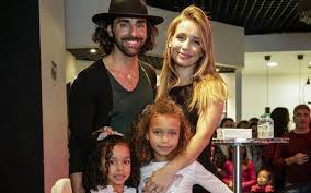 Analisando as fotografias, conseguimos perceber que luciana abreu levou amoor e valentine até ao hospital. Luciana Abreu Apos Acusacoes Graves Entrega As Filhas A Daniel Souza Vip Pt