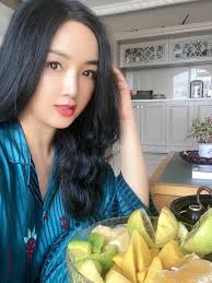 Chụp ảnh thời trang ở tuổi 45, Hoa hậu Ngọc Khánh tự tin diện váy xẻ vòng  một táo bạo