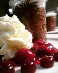 Schoko Ofenschlupfer Im Glas Mit Sauerkirschen Burgmanns Restaurant Bistro Weilheim Weilheimteck Ess Sour Cherry Food Food To Make