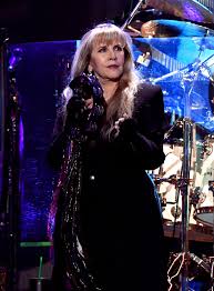 Singer stevie nicks has cancelled all of her gigs for the rest of the year due to rising covid cases in the us. Stevie Nicks Sicher Das Internet Hat Die Romantik Zerstort Promiflash De