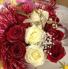 Composizione floreale, cestino bianco, fiori misti bianchi, matrimonio. Confezioni Regalo Floreali Autunnali Primaverili Con Rose Stabilizzate Produzione Rose