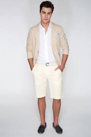 A Camisa Branca O Blazer Areia E A Bermuda Off White Compoem Uma Producao Tom Sobre Tom Suave Com A Cara Do Verao Fashion Fashion Trends Street Style