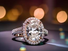 8 Reasons To Choose An Oval Moissanite Engagement Ring