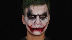 Pour réaliser ce maquillage halloween il vous faut du maquillage blanc, rouge et noir, une bombe à cheveux verte, un tube de faux sang, un crayon noir et un crayon rouge. Halloween Conseils Pour Maquiller Les Hommes Bric A Brac