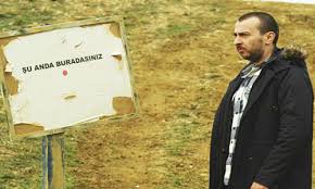 Ünlü absürt komedi tarzındaki dizi leyla ile mecnun karakterlerinin sulu boyayla resmedilmiş sevimli portrelerini yapan isim ünlü betül erol. Fenomen Dizi Tekrar Baslayacak Ama Leyla Ile Mecnun Dizisinde Kriz