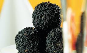 Kochbananen Ballchen Mit Sesam Rezept Rezept Kochbananen Sesam Schwarzer Sesam