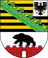 An den beiden anderen flanken befinden sich jeweils eine deutschlandflagge mit 8 bundesländerwappen. Sachsen Anhalt Bundesland Wappen Und Landeswappen
