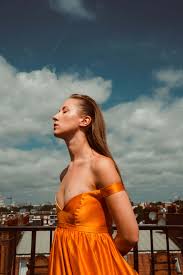 They have a smile that will light up the room and will always laugh at everything even if it isn't funny. The Italian Reve Interview With Erin Doherty The Freedom Of Being Princess Anne In The Crown Voices From The Screen