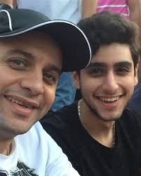 وسيظهر تيام ابن مصطفى قمر ضيف شرف كممثل في الفيلم الجديد فين قلبي بطولة والده المطرب النجم مصطفى قمر. 25 ØµÙˆØ±Ø© Ù„Ù€ Ù…ØµØ·ÙÙ‰ Ù‚Ù…Ø± ÙˆØ£ÙˆÙ„Ø§Ø¯Ù‡ Ù‡ÙƒØ°Ø§ ÙŠØªØ­Ø¯Ø« Ø¹Ù†Ù‡Ù… Ø£Ù„Ø¨ÙˆÙ… ÙÙŠ Ø§Ù„ÙÙ†