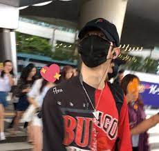 Youngjae got7 mengaku frustrasi selama ini diganggu sasaeng. Got7 S Mark Calls Out Sasaengs Who Keep Following Him To His Dorm Koreaboo