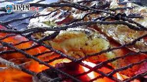 Menjelang sore hari, setelah menyediakan makan malam di atas meja, yang pada saat ini harus kusiapkan sendiri, sebab mbok minah, pembantu setiaku sedang pulang kampung, karena mendadak ada keluarga dekatnya di kampung yang sakit berat. Rumah Makan Apung Kertosari Banyuwangi Youtube