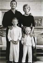 Kirk und anne douglas waren bis zum tod des schauspielers 66 jahre lang verheiratet. Kirk Douglas At Home In Beverly Hills With His Wife Anne And Sons Peter Eric November 24 1962 The Boys Have Their Father Kirk Douglas Movie Stars Hollywood