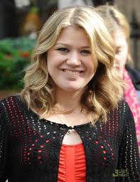 Pair your round cut with curly bangs to frame your face. Shoulder Length Curly Hairstyle For Round Faces Kelly Clarkson Hairstyles Hairstyles Weekly